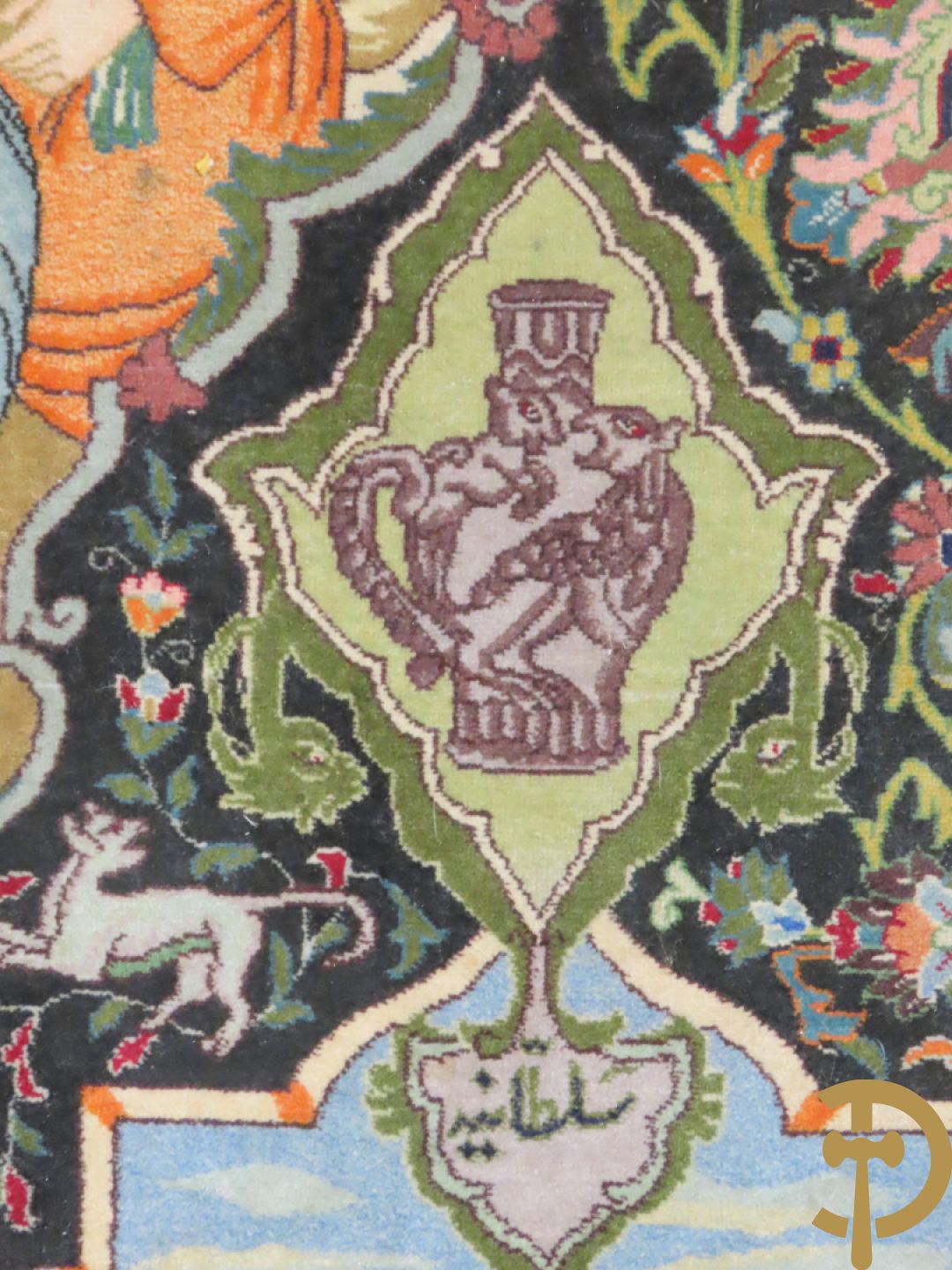 Oosters handgeknoopt tapijt Tabriz met figuratieve voorstelling, centraal met geanimeerde hofscène, omgeven door 4 hoekmedaillons met architecturale afbeeldingen - onderaan en bovenaan getekend