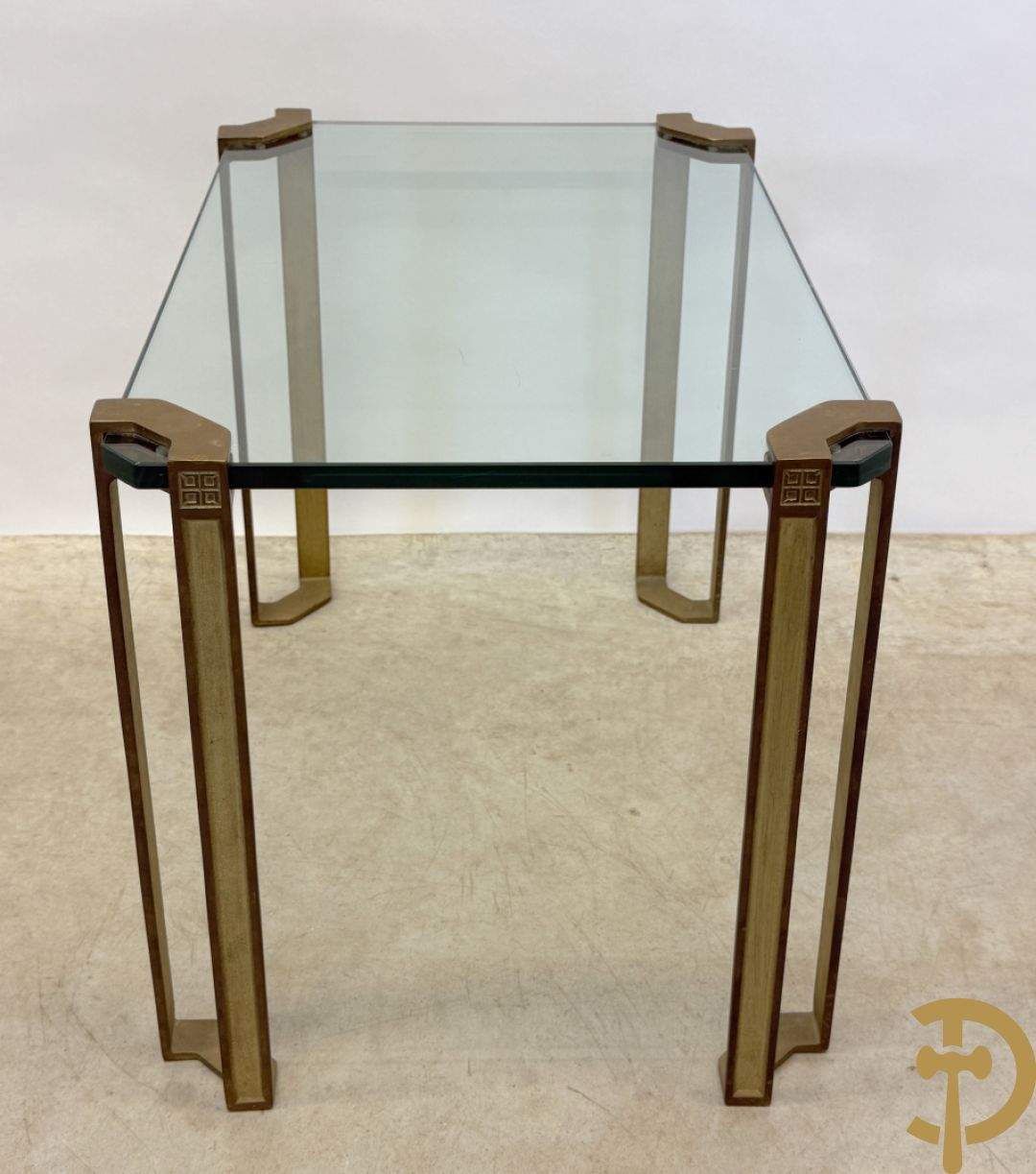 Design bijzettafel met glazen blad op 4 koperen poten