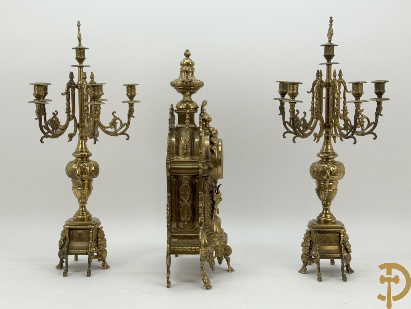 Driedelige vuurvergulde bronzen garnituur, Neo Renaissance stijl