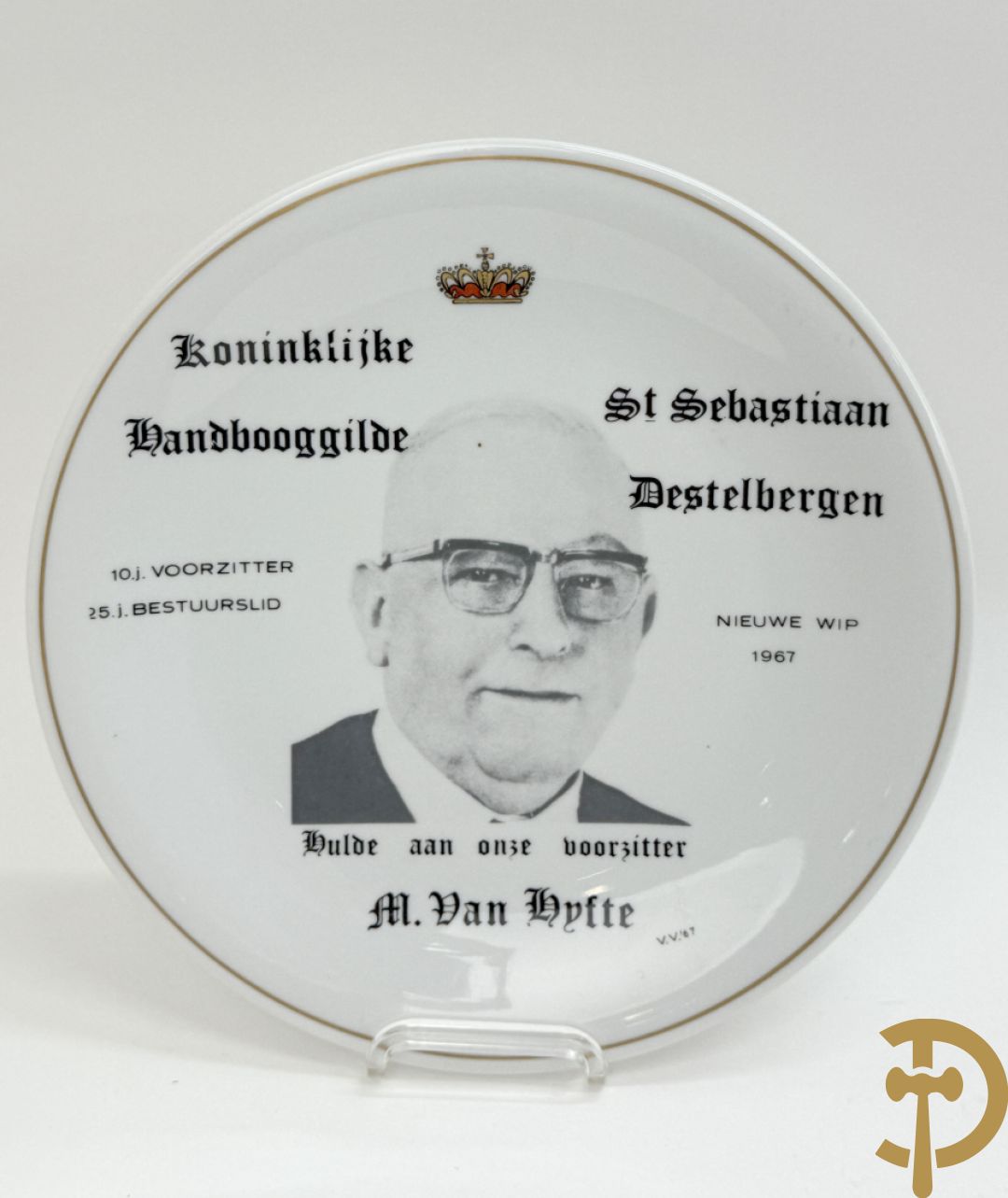 Acht porseleinen borden van boogschuttersgildes