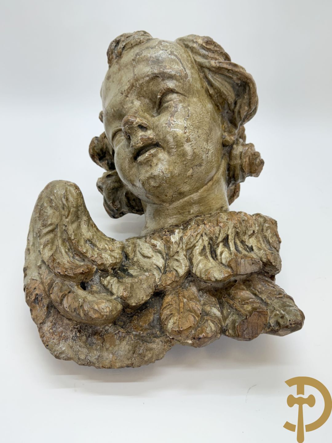 Houtsculptuur van gepolychromeerd engelenhoofd + engelenhoofd + sculptuur van accanthusrank