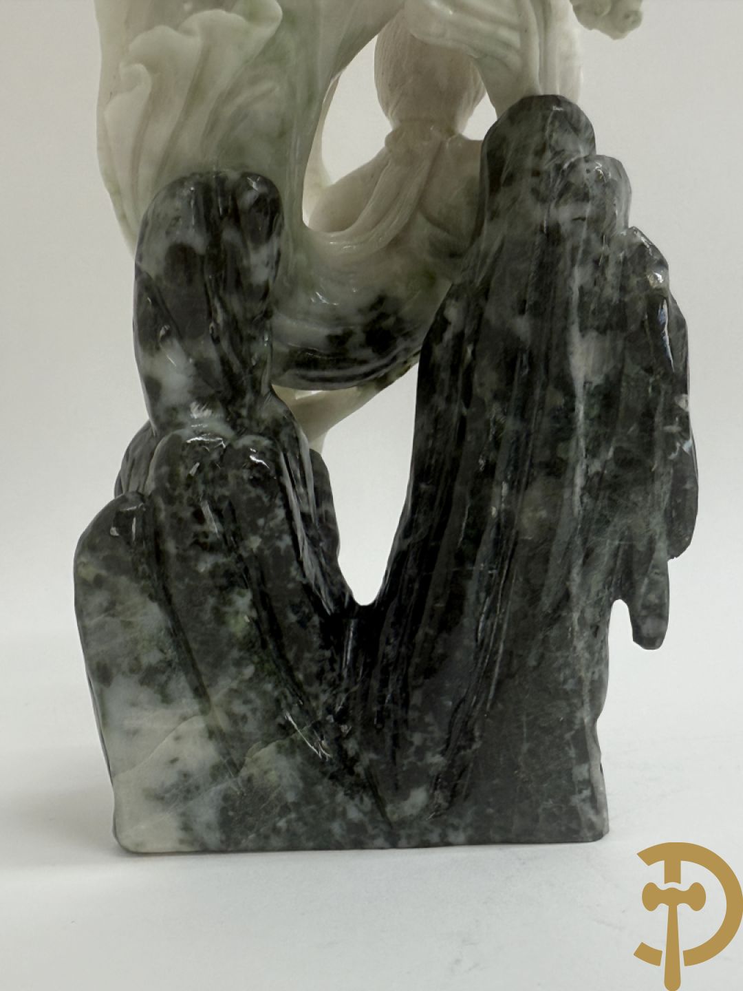 Zwart/witte nefriet sculptuur van geisha in gebergte + speksteensculptuur met bloemen + zittende boedha in nefriet + 9 kleine sculpturen in jadeiet