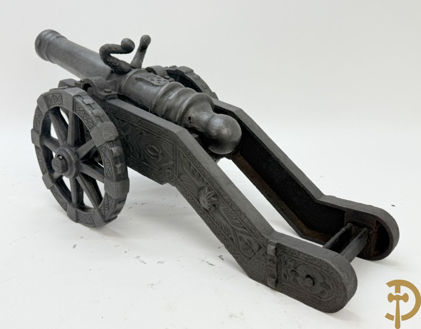 Gietijzeren miniatuurkanon met wapenschild