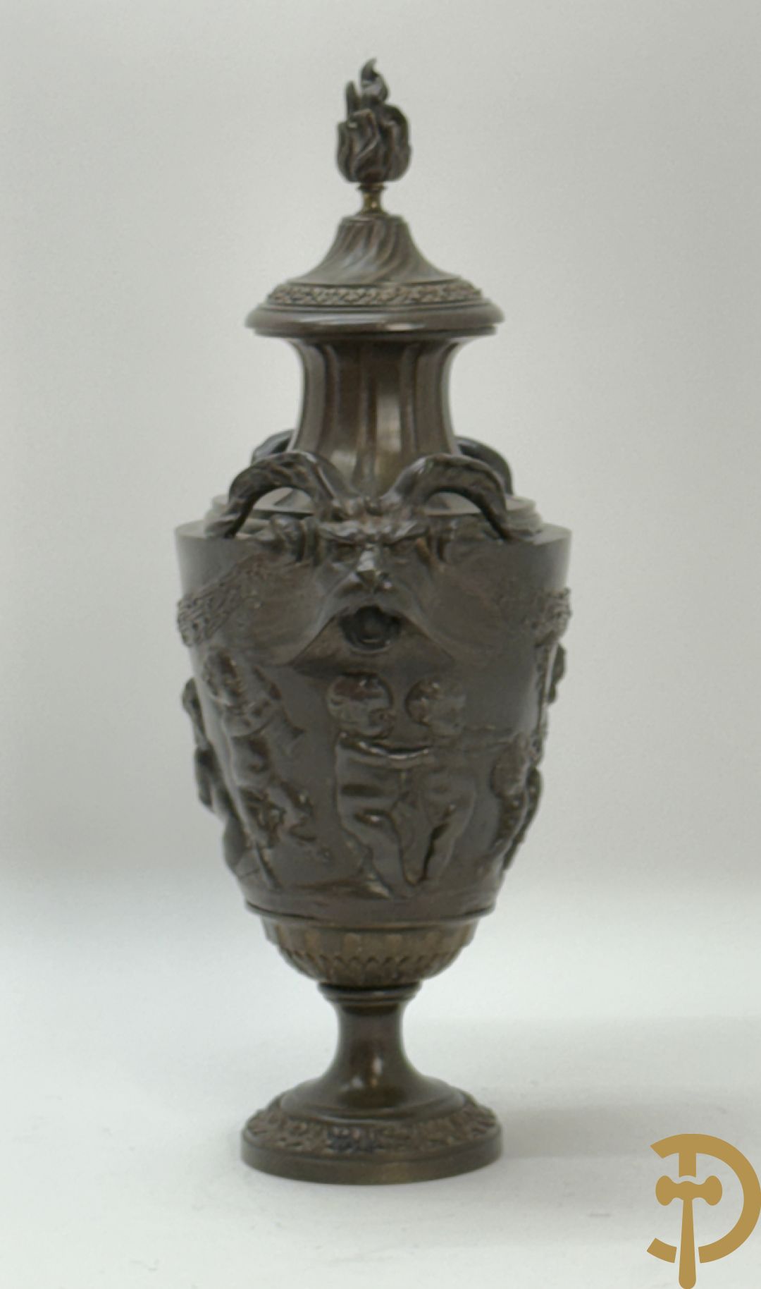 Bronzen cassolette met basrelief van cupido