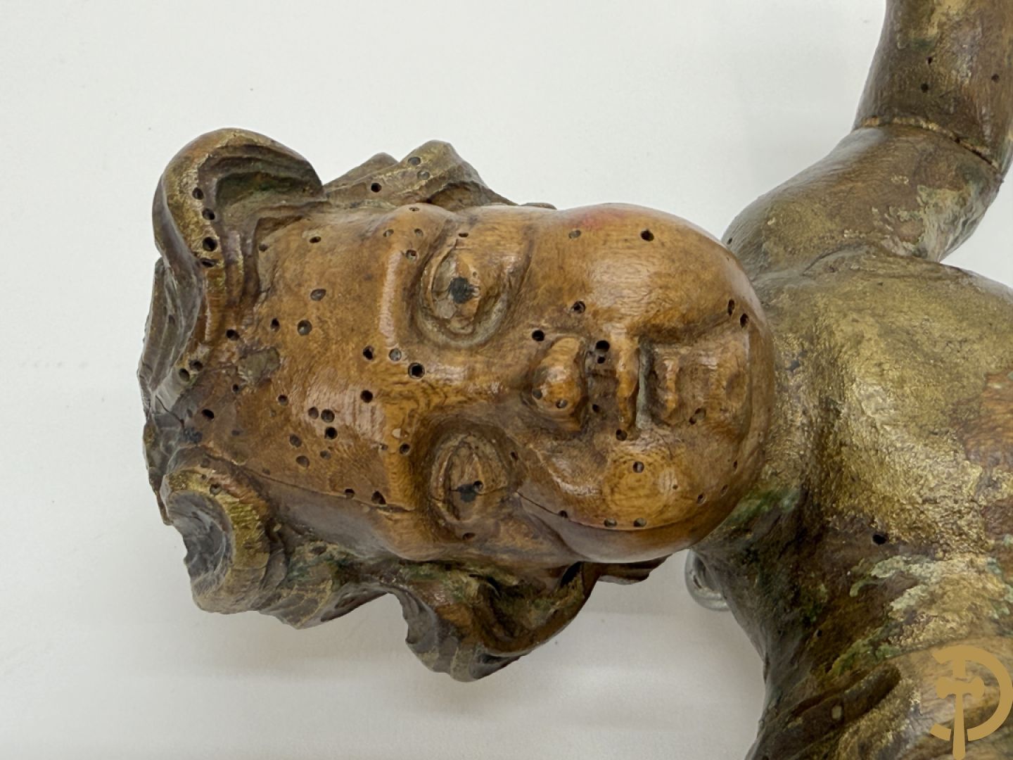 Drie houtgesculpteerde cupido