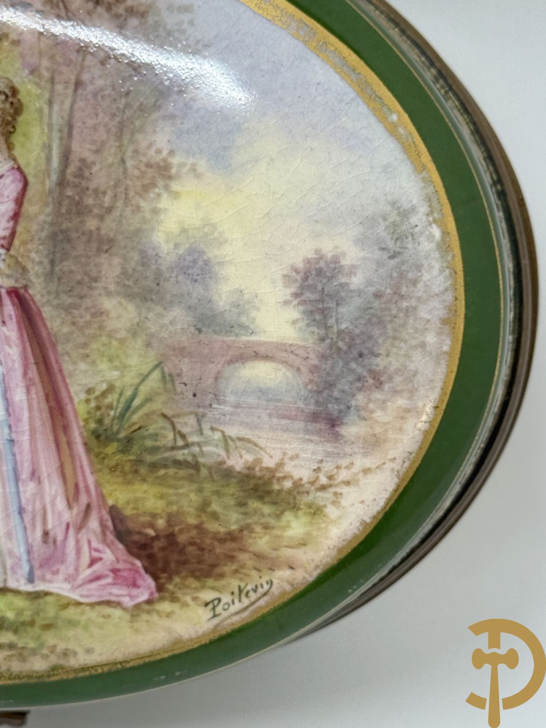 Ovale handbeschilderde porseleinen dekseldoos met landschapsdecor met geanimeerde romantische scène op groene fond met vergulde guirlandes, Poite Ven getekend - onderaan gemerkt Sèvres Chateau des Tuilleries