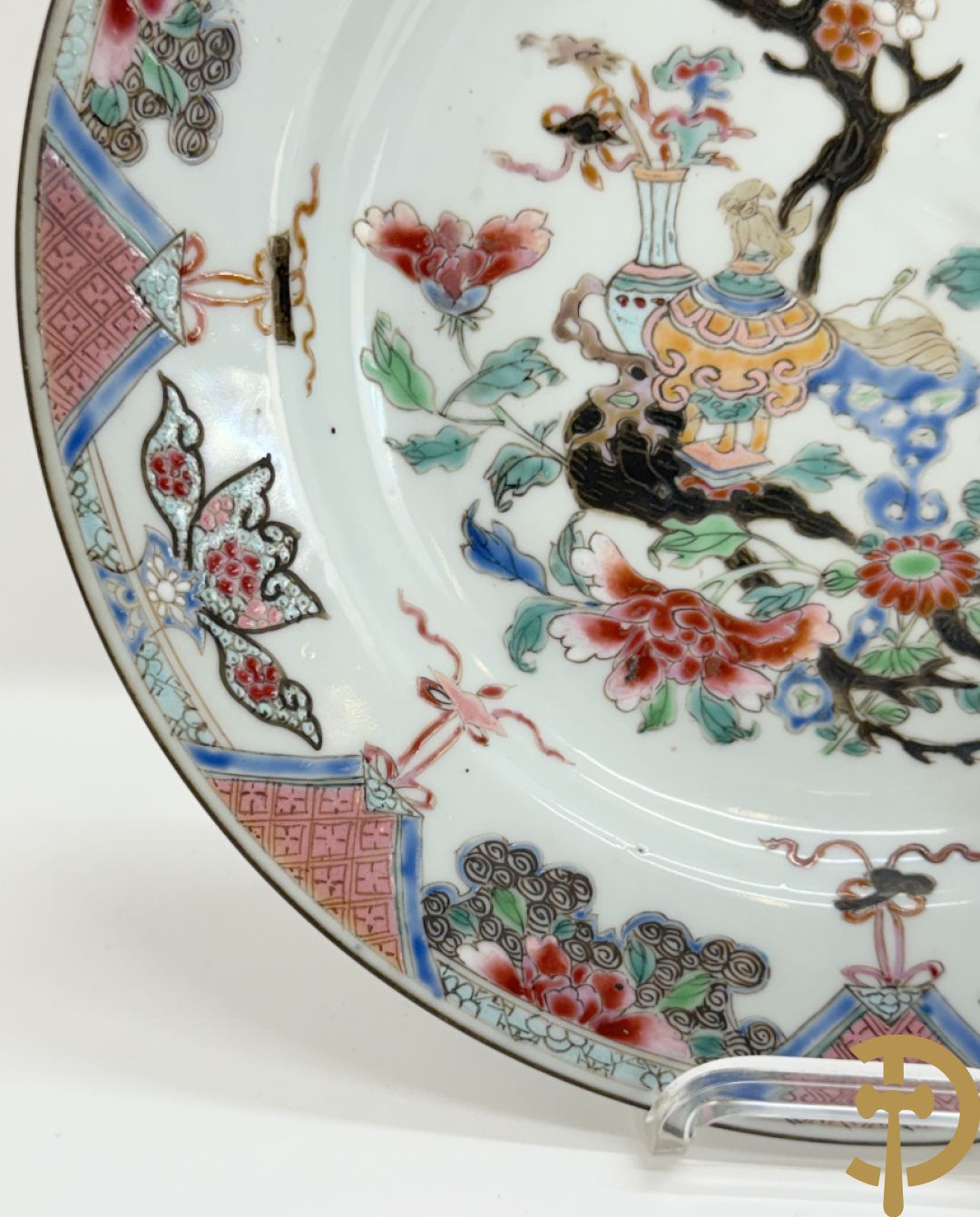 Chinese porseleinen ballustervormige vaas, King Long  + 2 porseleinen bordjes met bloemendecor + 2 bordjes met vazen- en bloemendecor + kopje en schoteltje Imari + dekselpotiche met vogel en bloemendecor