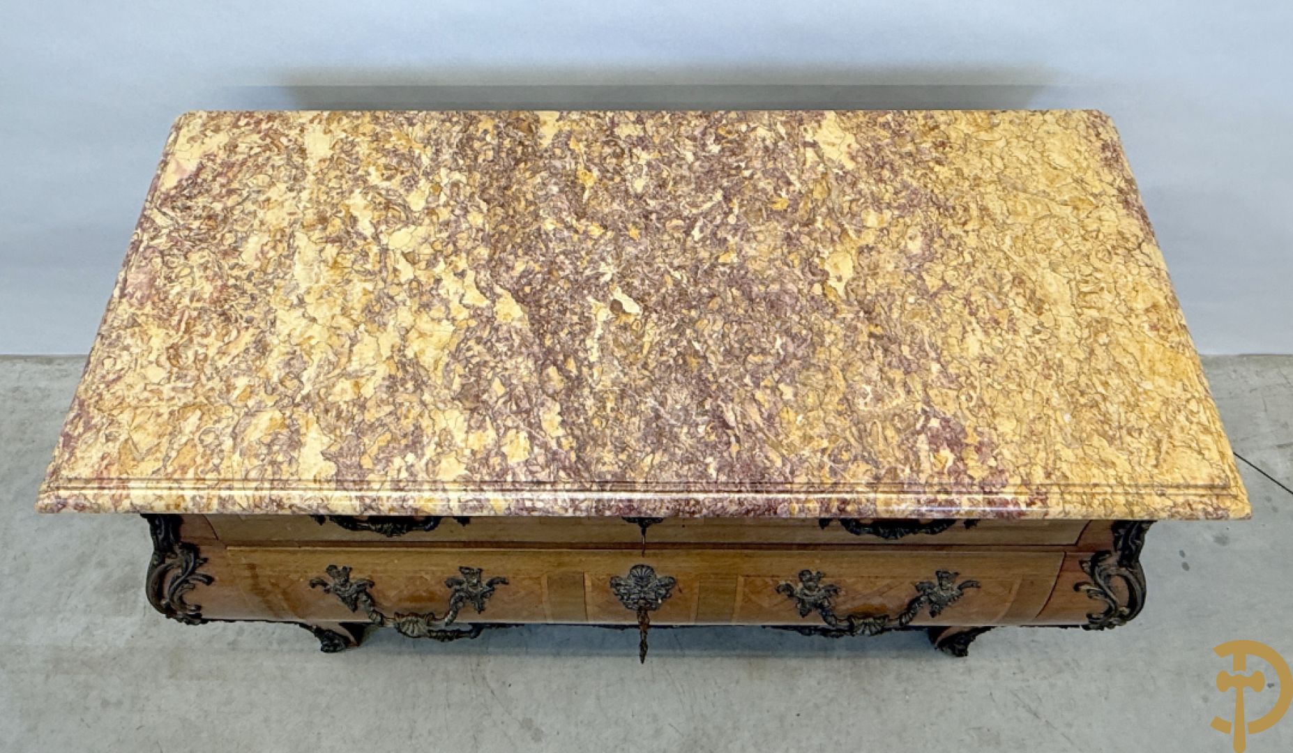 Notelaren gemarketteerde en gegalbeerde drieladencommode bezet met bronsbeslag en geaderd marmeren blad