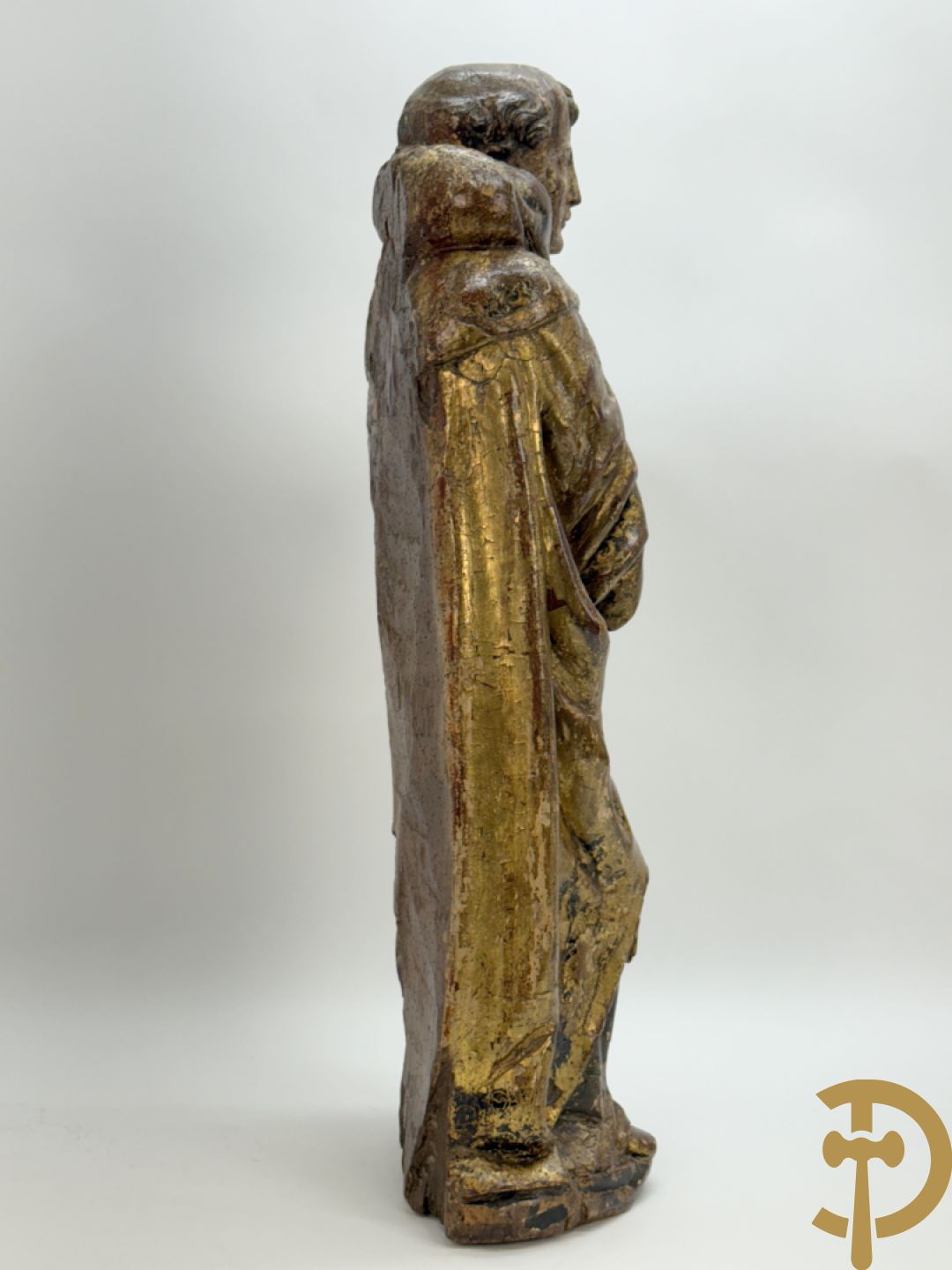 Gepolychromeerde houtsculptuur van man met mantel