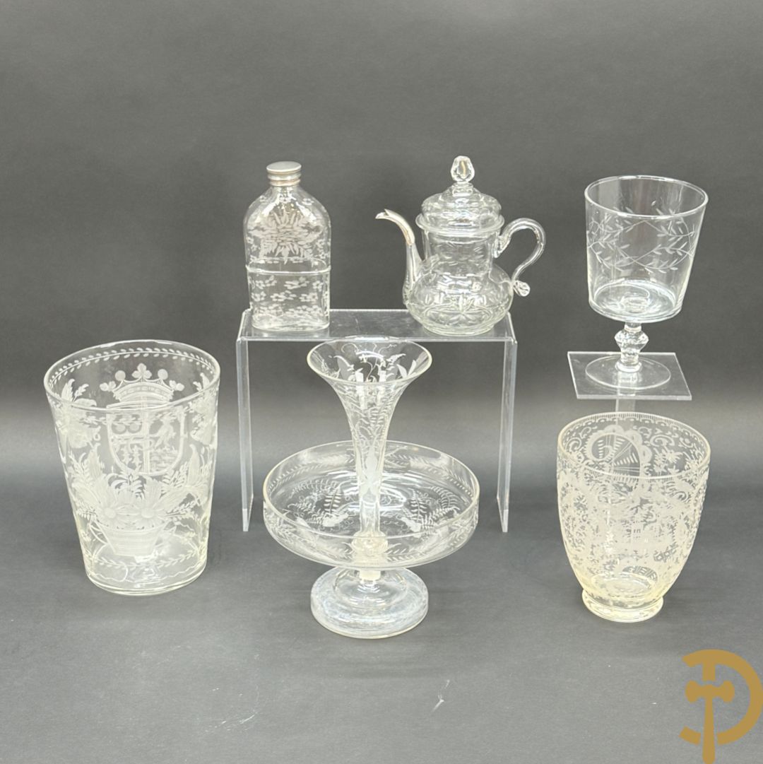 Handgeslepen flessenhouder met dubbel decor van wapenschild en geëtst bloemendecor, gedateerd 1751 + schenkkan met zilveren tuit + 2 coupes + pique fleur + veldfles