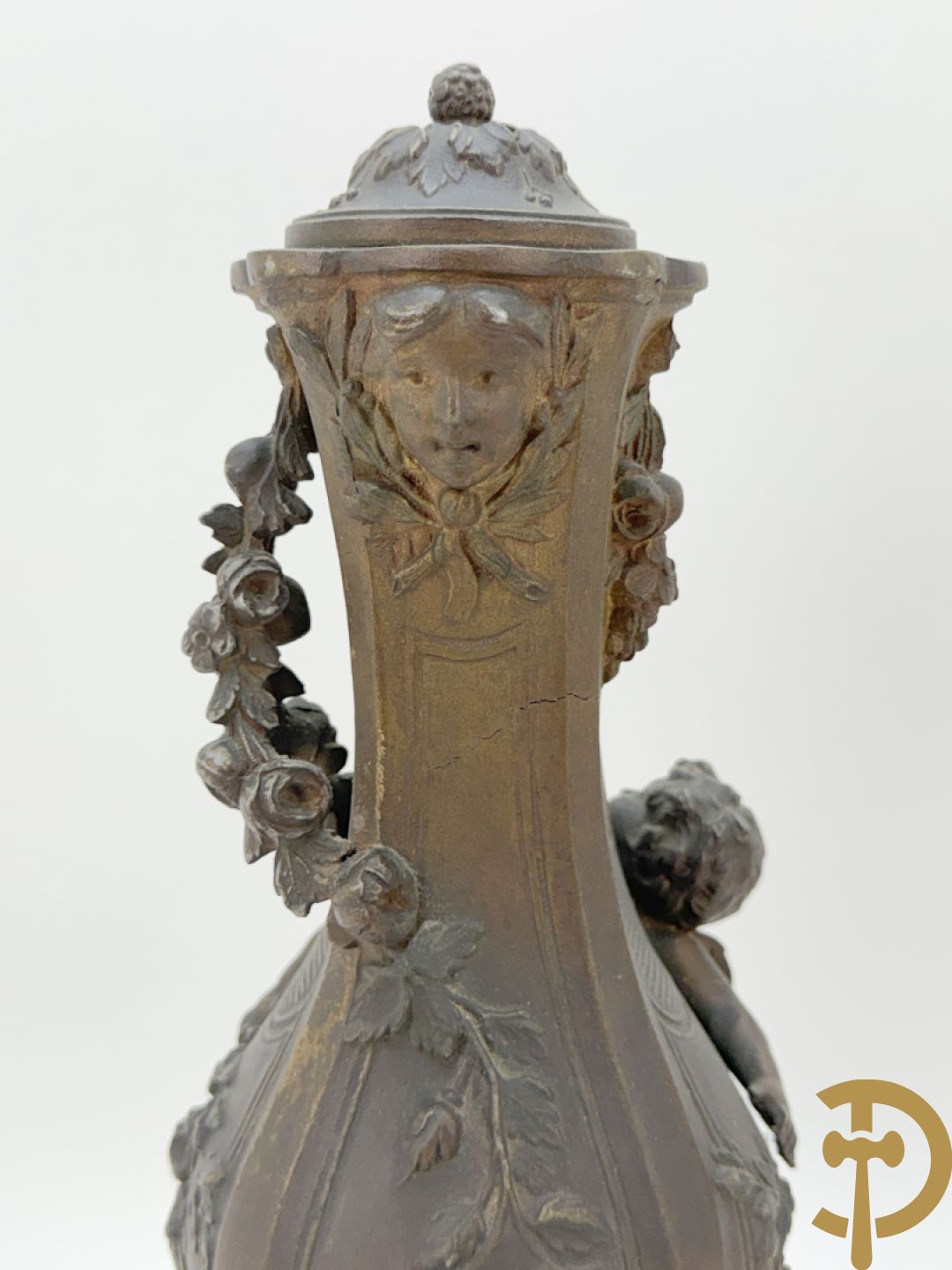 Driedelige kunstbronzen garnituur bestaande uit klok met liggende dame met amfoor op marmeren basis, geflankeerd door paar cassolettes met cupido