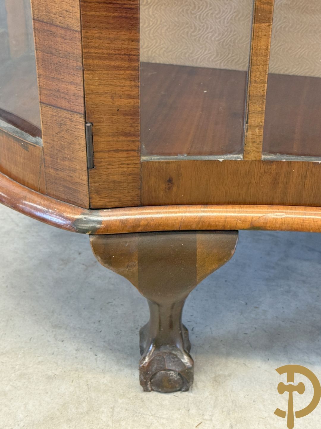 Engelse wortelnotehouten Art Deco vitrine op klauwepoten