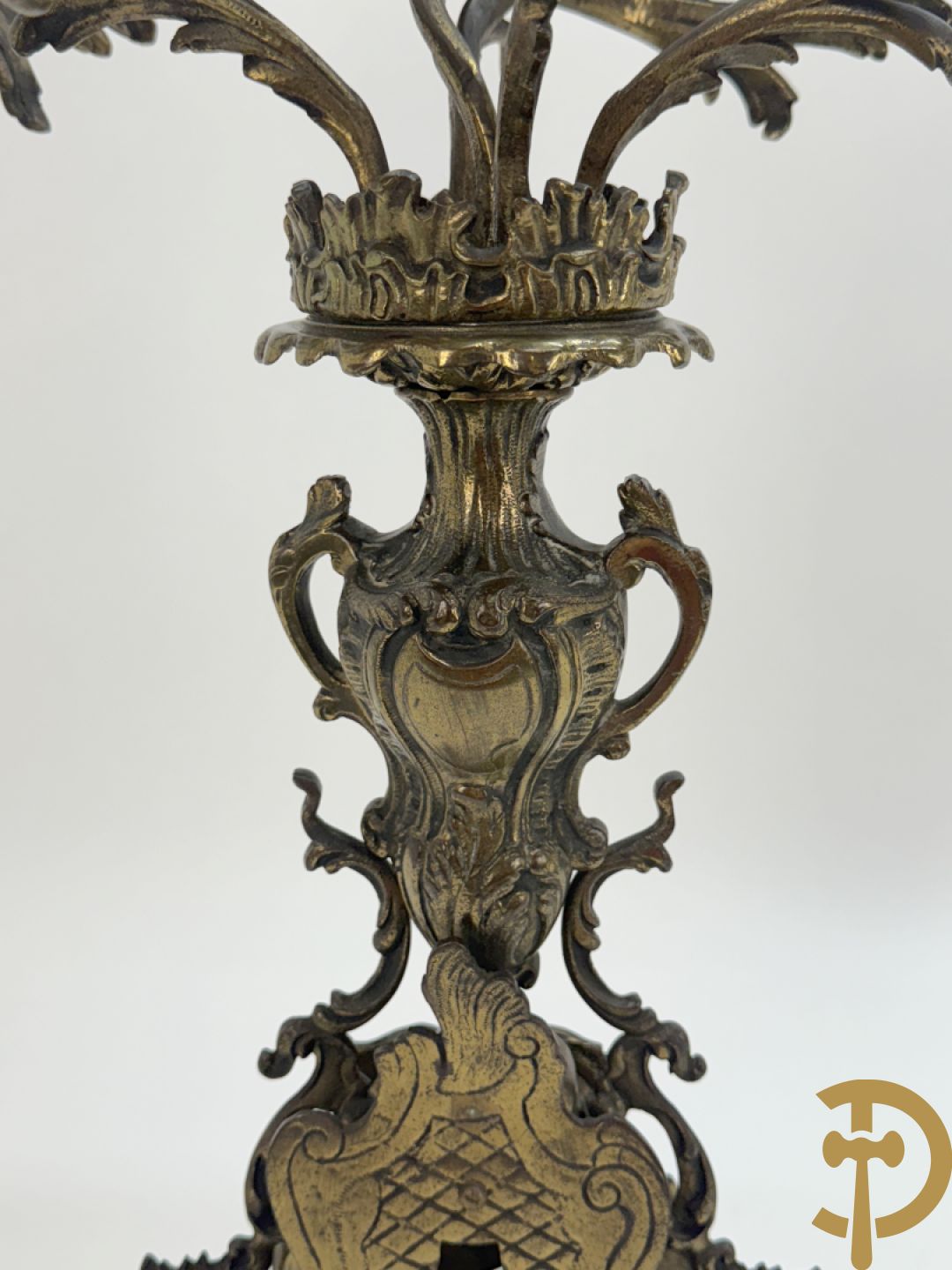 Driedelige koperen garnituur bestaande uit middenstuk bezet met amfoor en paar kandelaars , Louis XV stijl