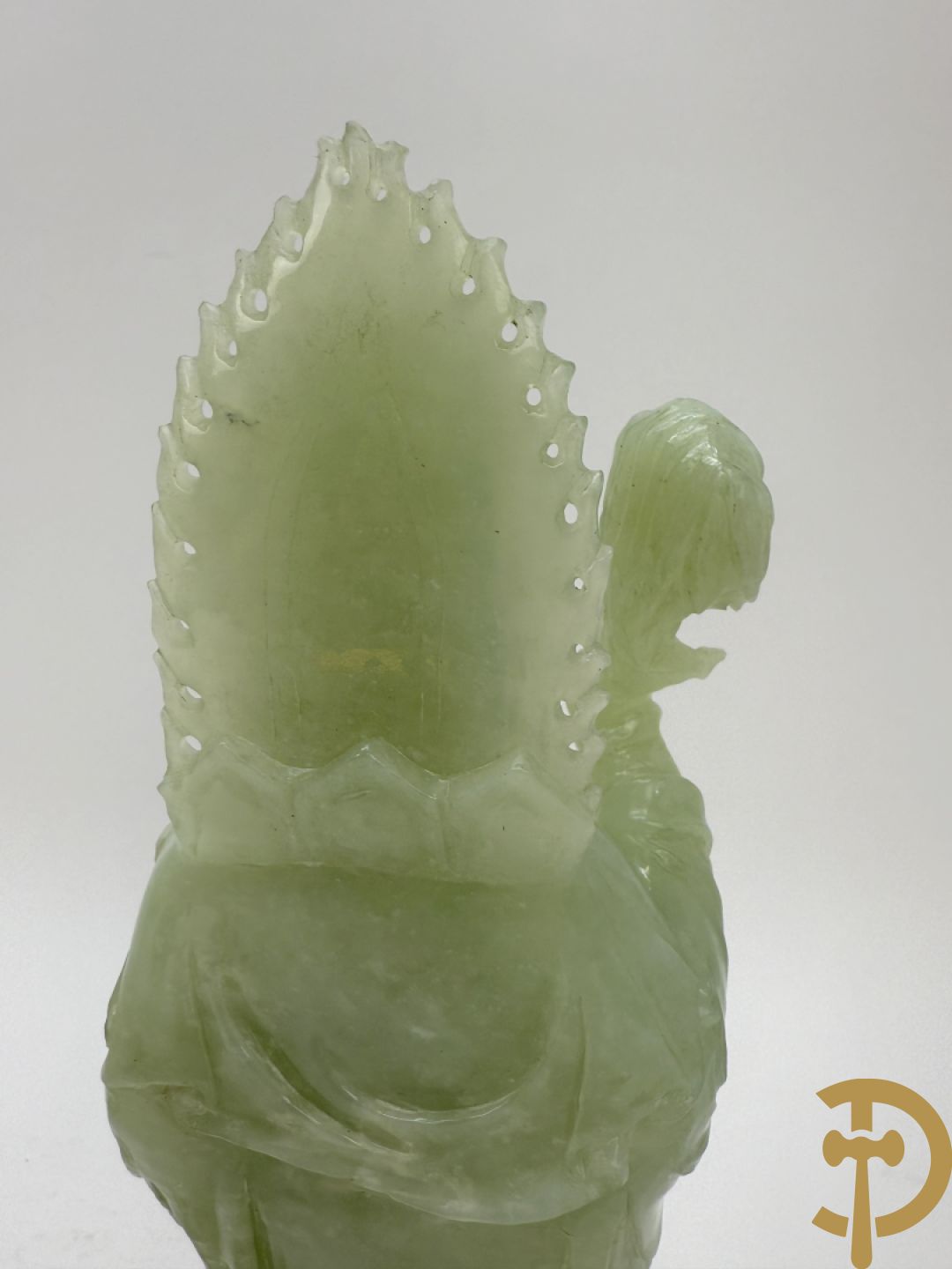 Jadeiet sculptuur van boedhistisch figuur + jadeiet wijsgeer met perziken + geisha in jadeiet