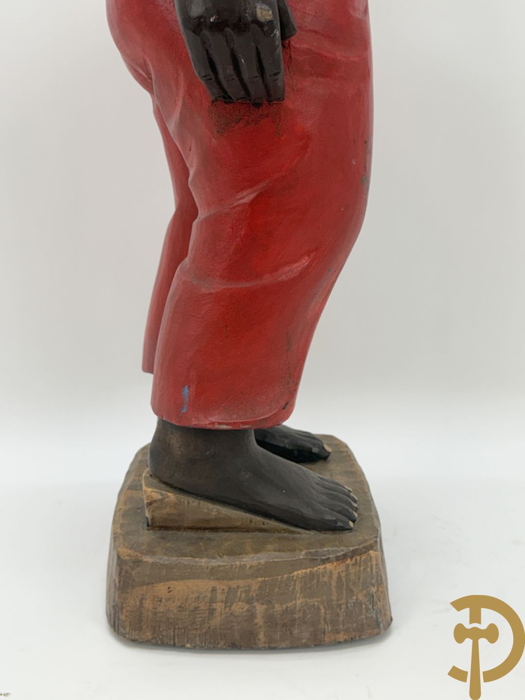 Houtgesculpteerd beeld van staande man