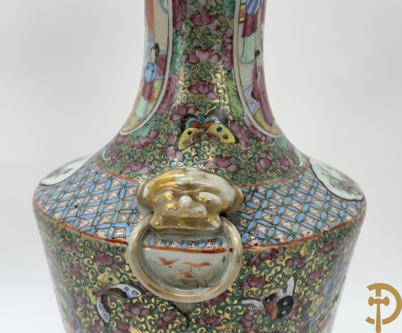 Paar Chinese porseleinen famille rose Kanton vazen met geanimeerd decor en zijdelings met fo honden