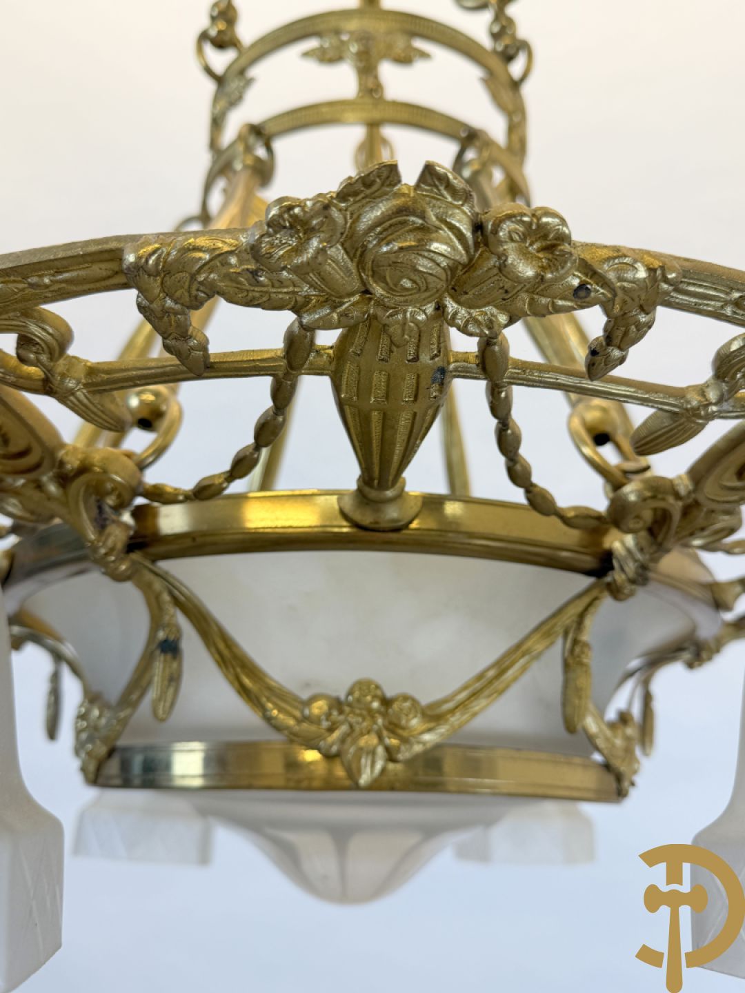 Bronzen zesarmige Art Deco luchter met centrale coupe