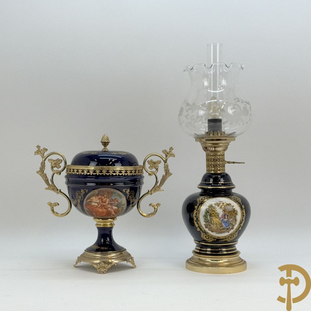 Sèvres stijl dekselpotiche met koperen ornamenten en romantisch decor + lampadaire in Sèvres stijl met romantisch decor