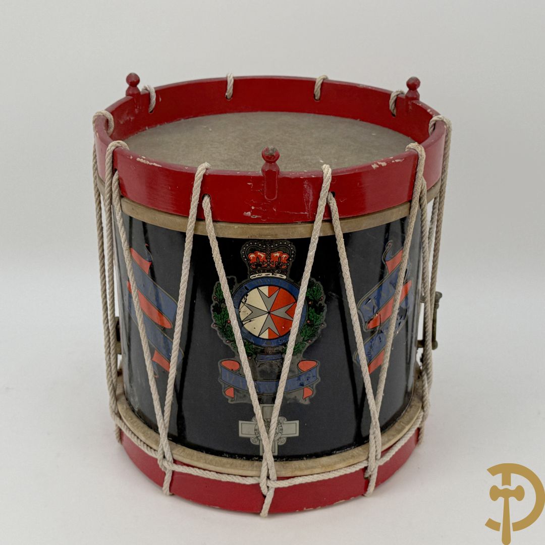 Antieke trommel met embleem van Malta Regiment, 1st. BN King
