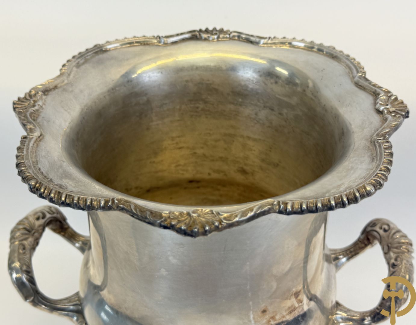 Verzilverde champagne emmer in doos, St.Médard + verzilverde champagne emmer H. Botte & Fils (bluts in voet) + verzilverde coupevormige champagne emmer Bohrman Franfurt gemerkt + verzilverde coupevormige champagne emmer met 2 oren en accanthusranken + verzilverde shaker