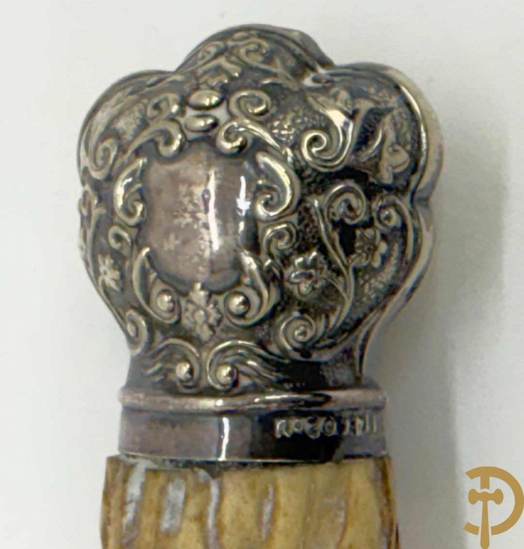 Verzilverde kader met Louis XVI motieven en geslepen spiegel + vergrootglas imet benen handvat en verzilverde montuur