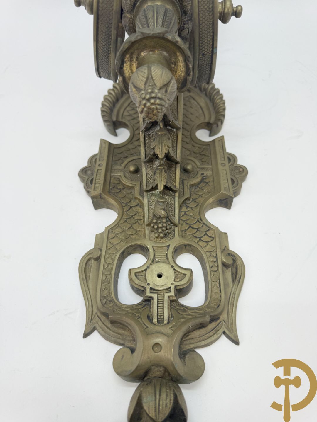Bronzen wandappliek met accanthusranken en fruitmotieven