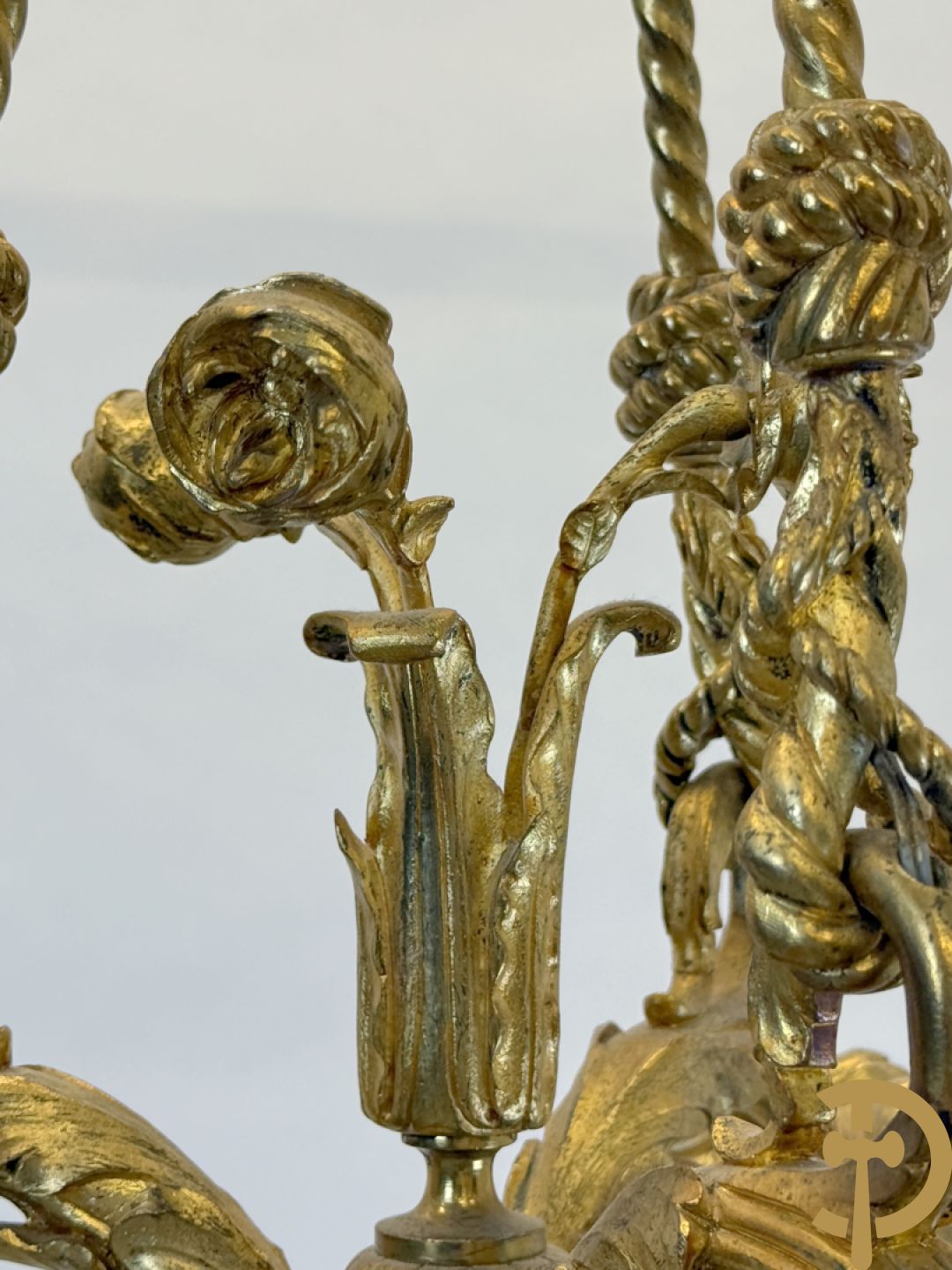 Bronzen drie armige luchter met 3 roosjes in het midden en bezet met accanthusranken