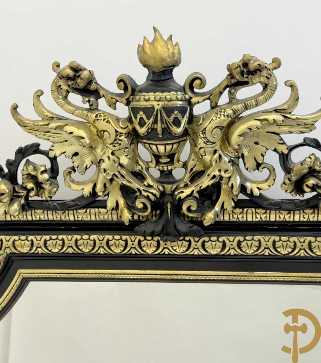 Napoleon III spiegel bekroond met amfoor en draken, deels verguld en deels zwart gelakt