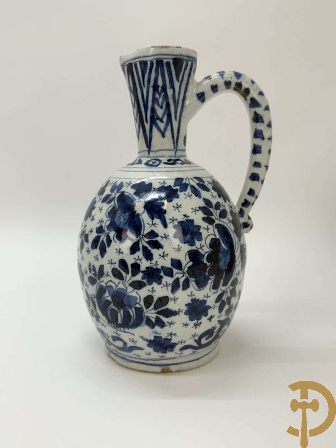 Twee Delftse blauw/wit schenkkannen met bloemendecor
