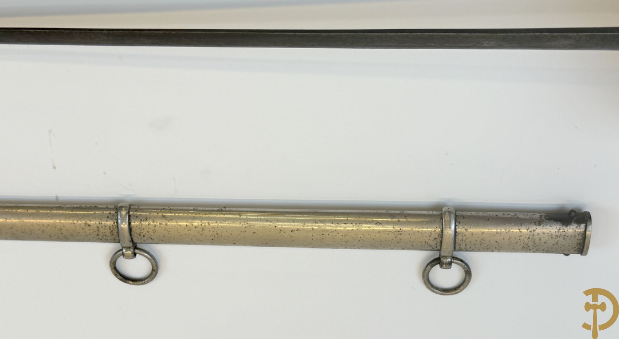 Duitse epee met gegraveerd handvat in schede