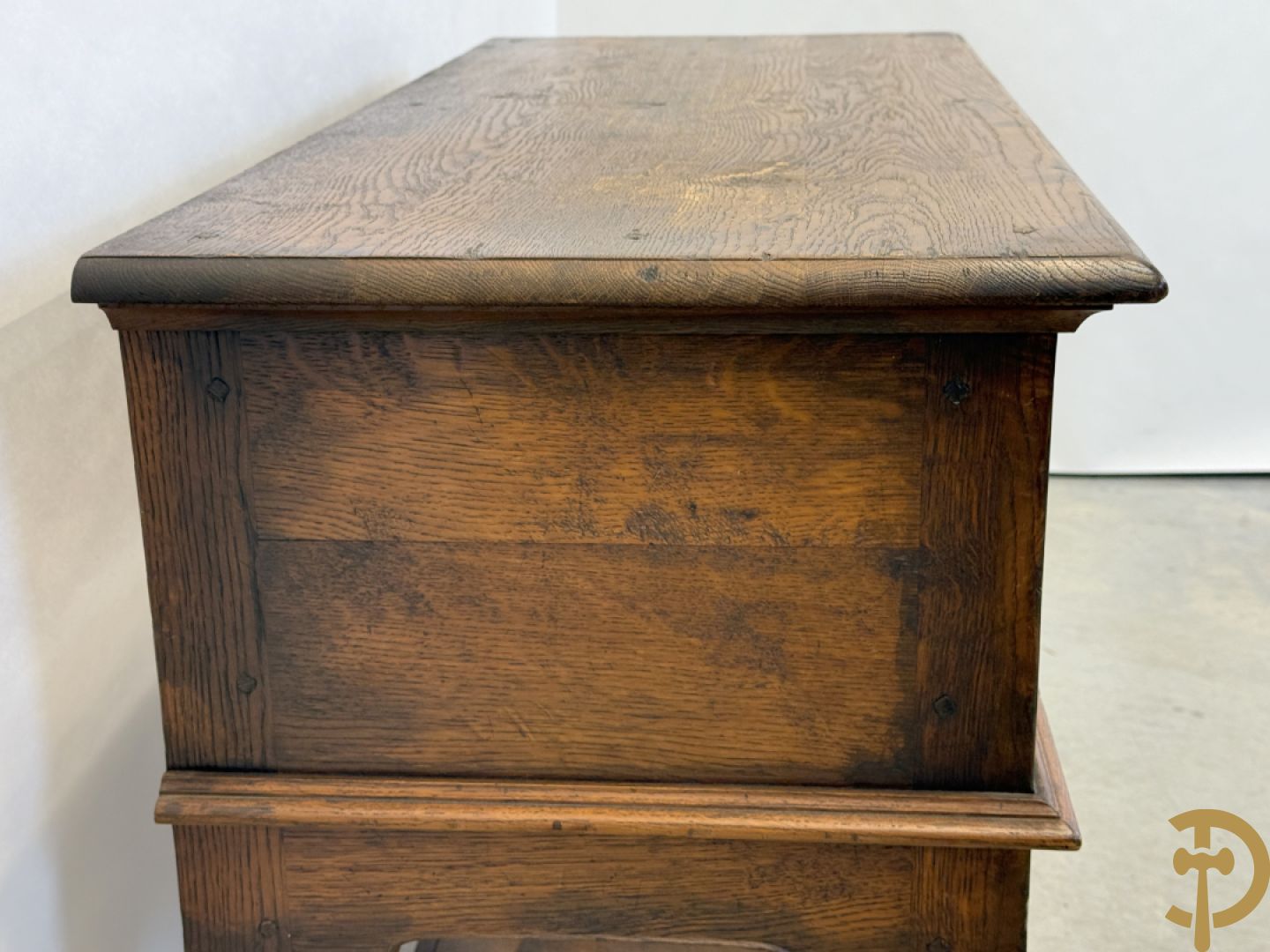 Massief eiken Engelse side board met 2 lades, op ballusterpoten
