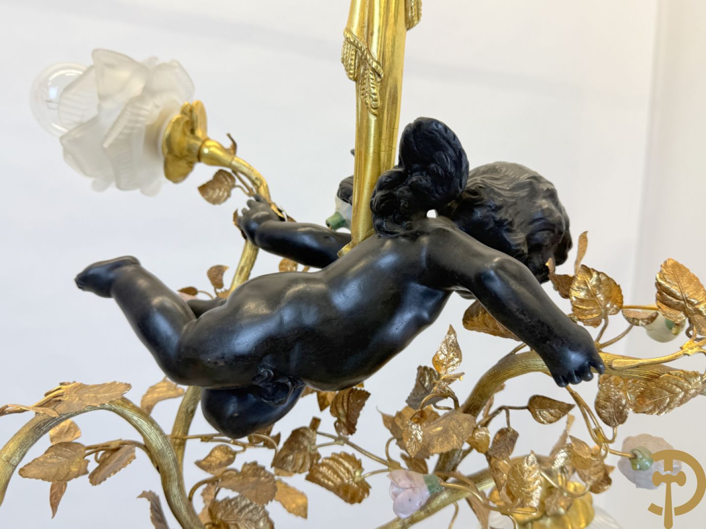 Vuurvergulde bronzen hall luchter met 4 lichtpunten en cupido houdende een tak met porseleinen bloemmetjes