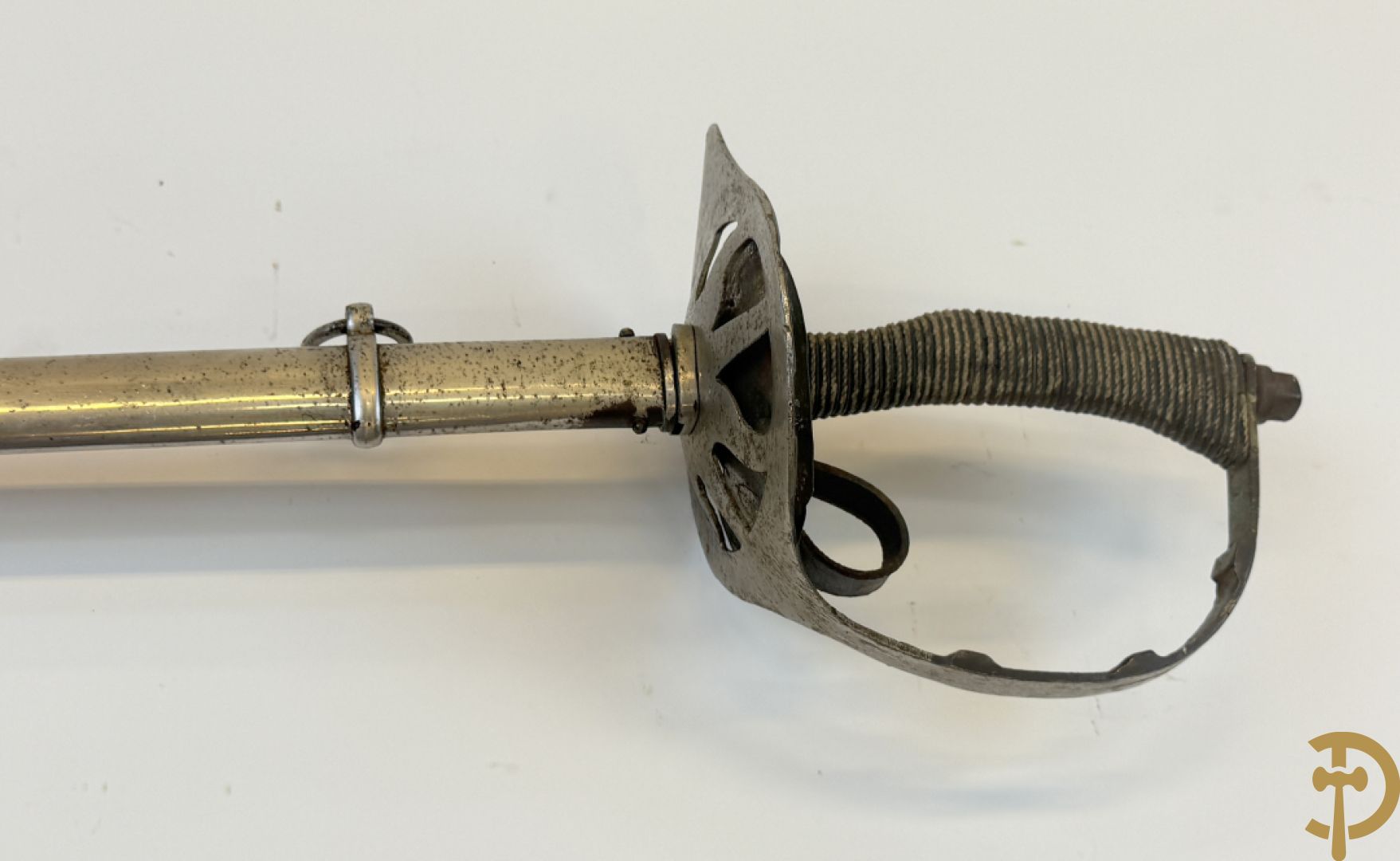 Duitse epee met gegraveerd handvat in schede