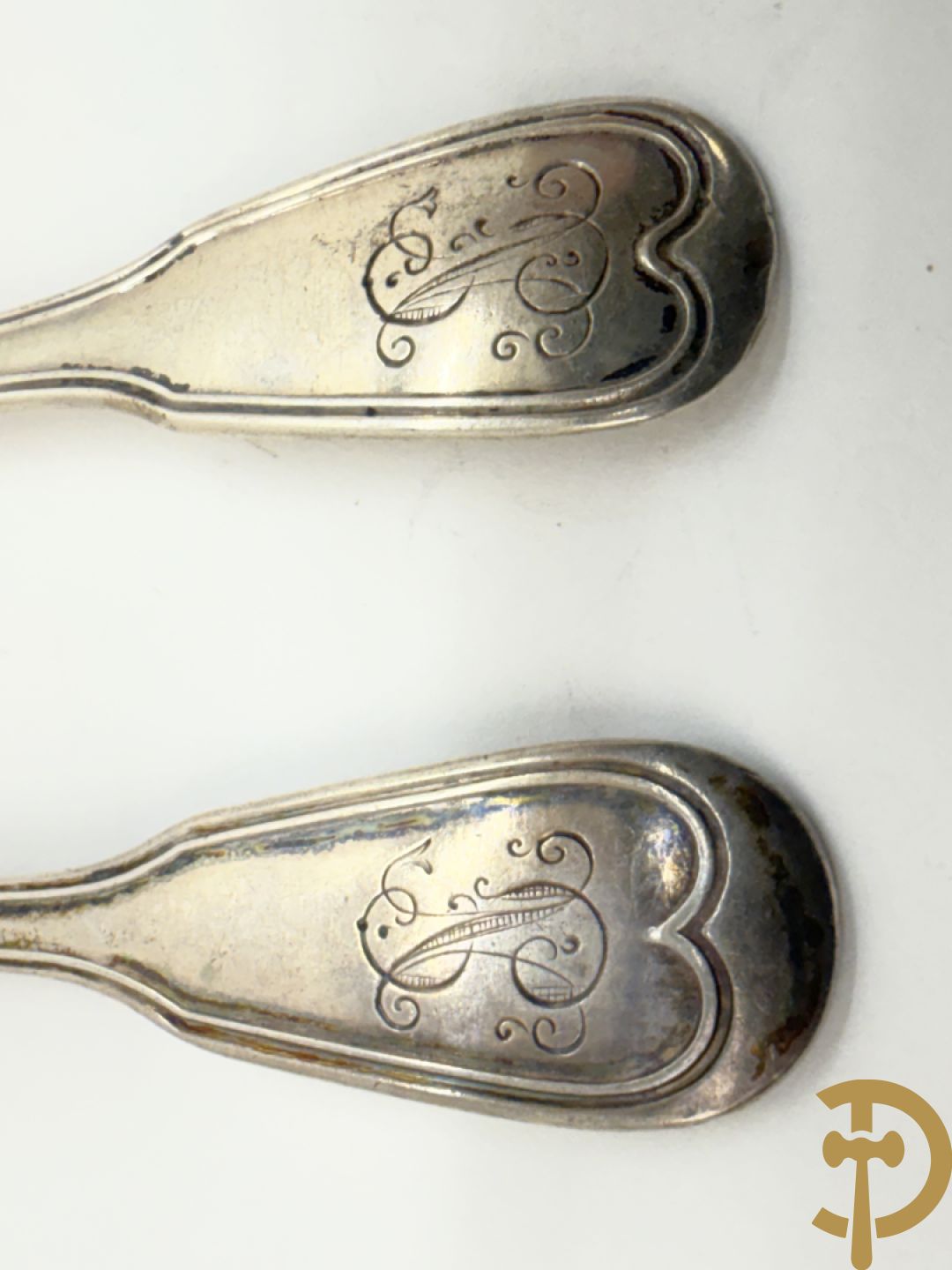 Massief zilver bestek bestaande uit 6 grote lepels, 1 grote vork 15 dessertlepels en 6 dessertvorken, enkele met initialen op de rug