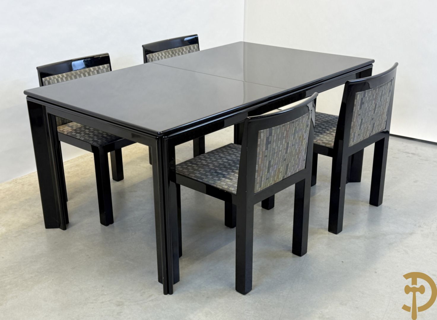 Zwartgelakte uittrekbare vintage designtafel met 4 bijhorende stoelen model 