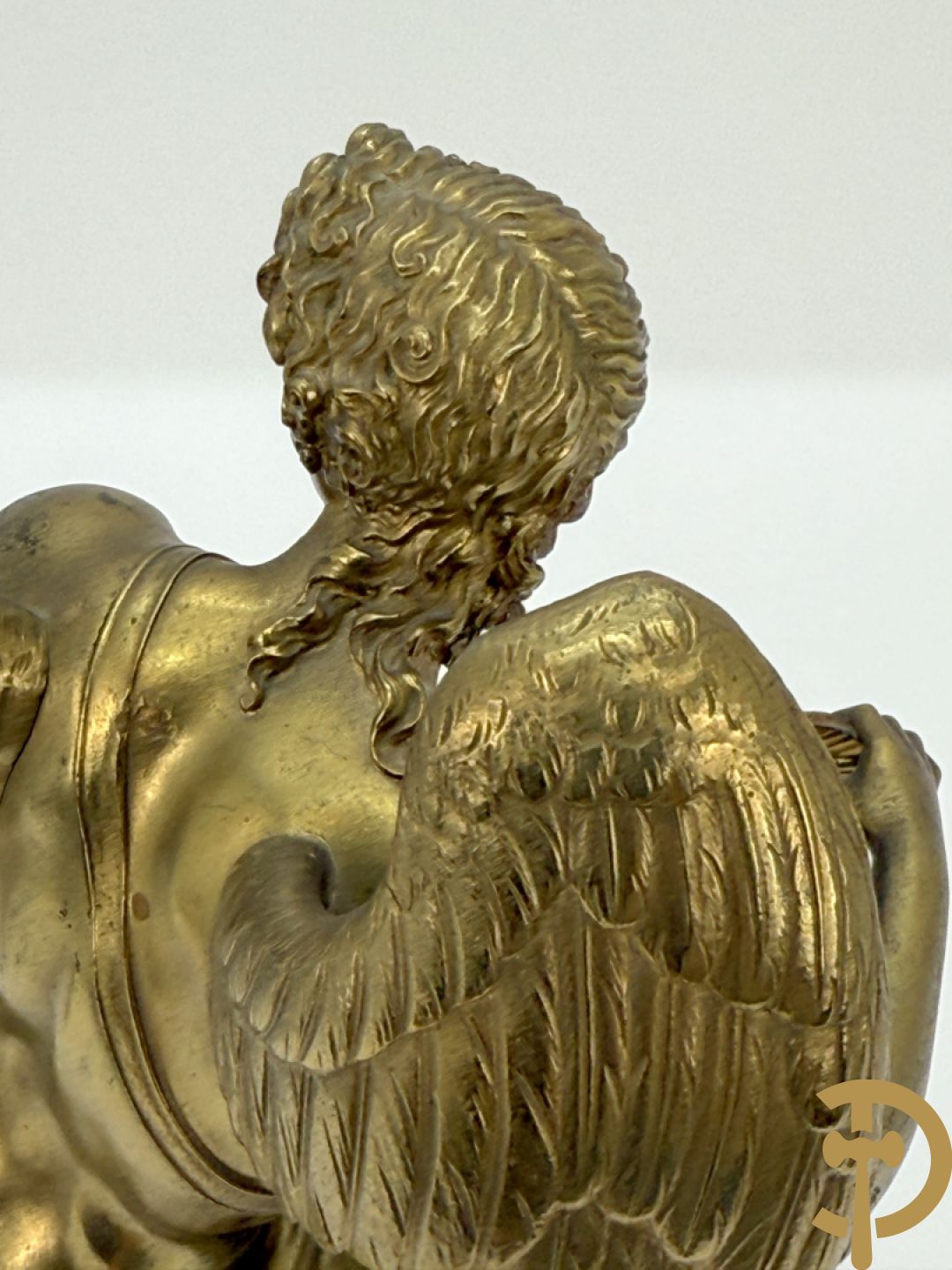 Vuurvergulde Franse bronzen Empire stijl pendule, harpvormige horloge met gevleugelde Griekse mythologische figuur, Erso die zijn lier bespeelt - Deniere et E. Mattelin, Fabricants de Bronze