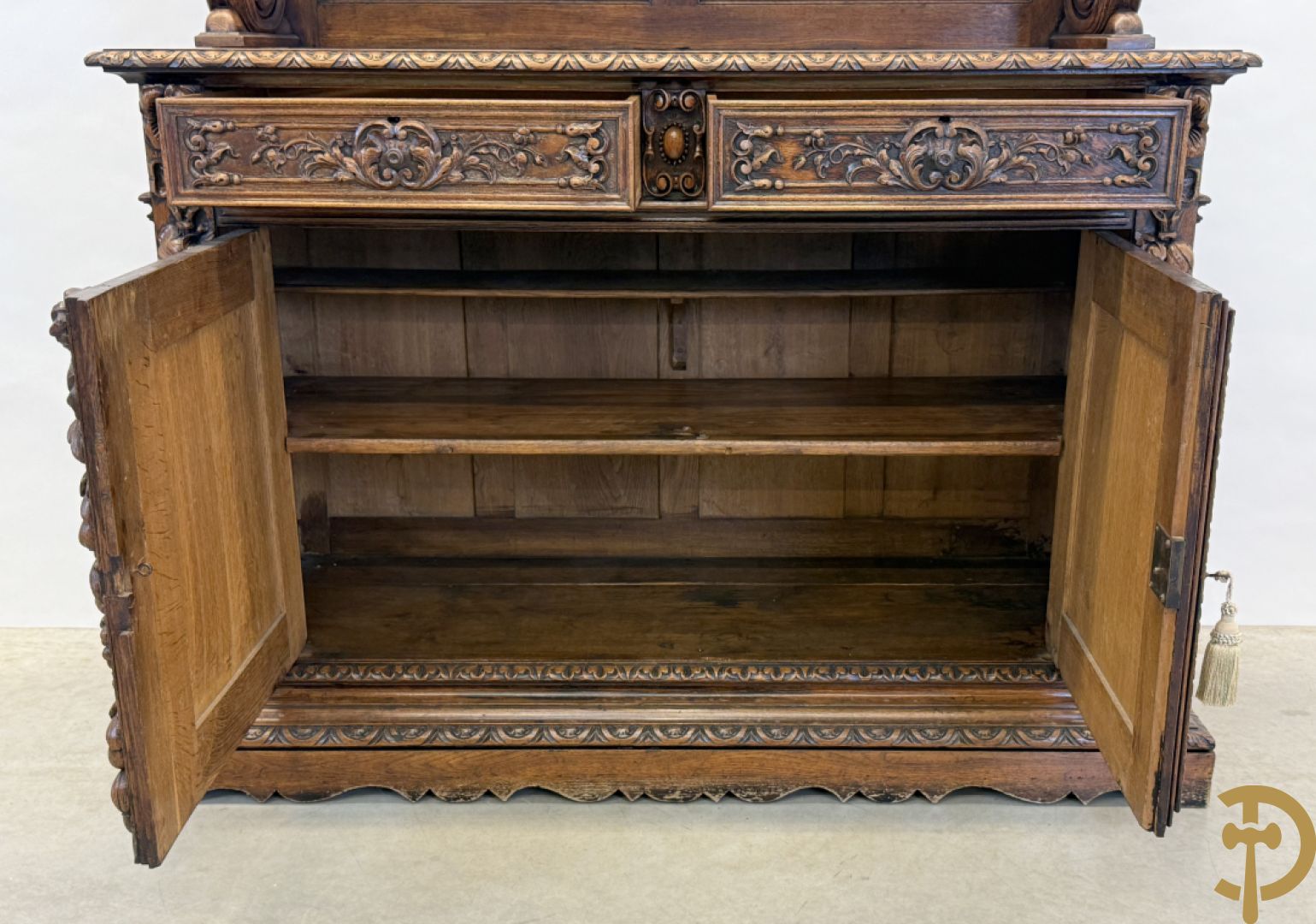 Massief eiken Neo Renaissance vaiselier met sculptuur van fruit en accanthusranken, 19e