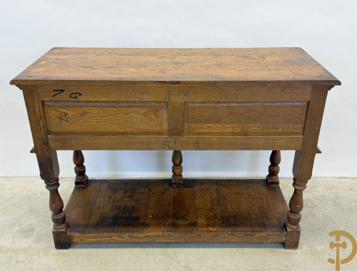 Massief eiken Engelse side board met 2 lades, op ballusterpoten