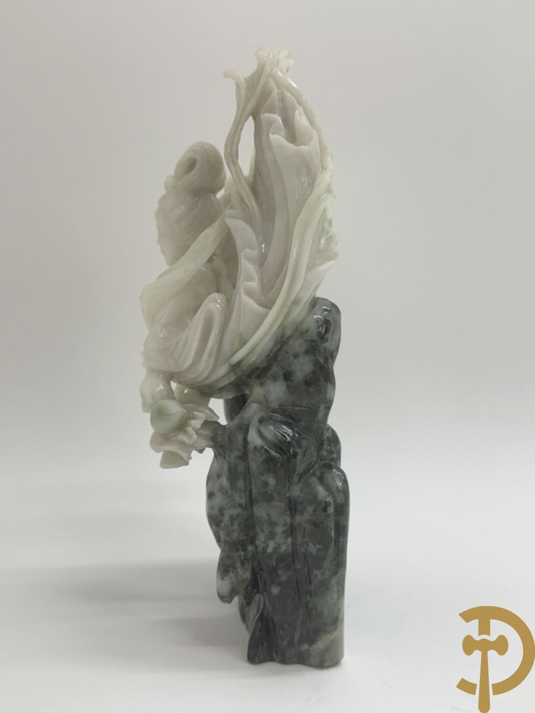 Zwart/witte nefriet sculptuur van geisha in gebergte + speksteensculptuur met bloemen + zittende boedha in nefriet + 9 kleine sculpturen in jadeiet