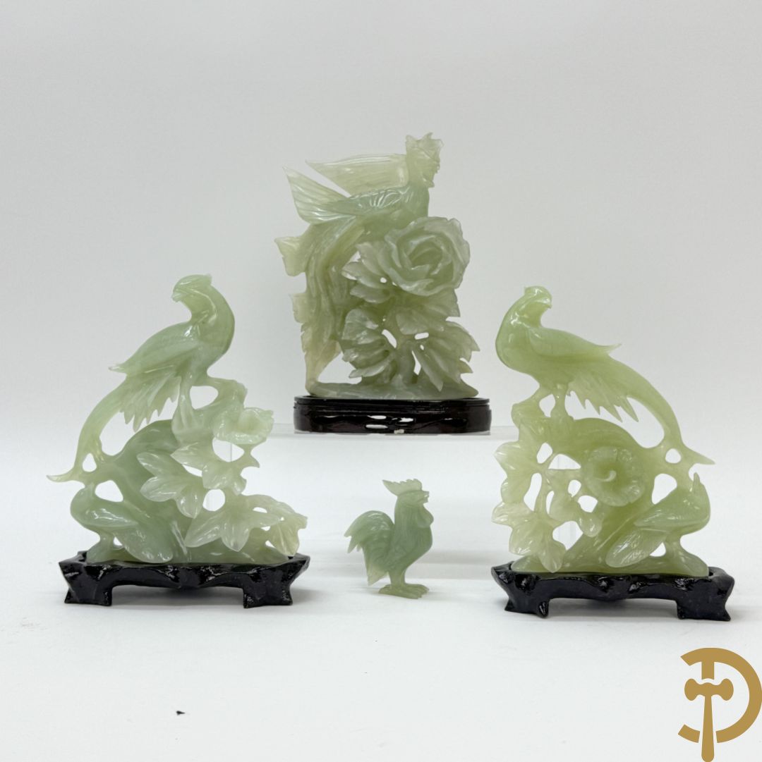 Drie handgesculpteerde Aziatische vogels met bloemenmotieven in jadeiet + klein haantje in jadeiet