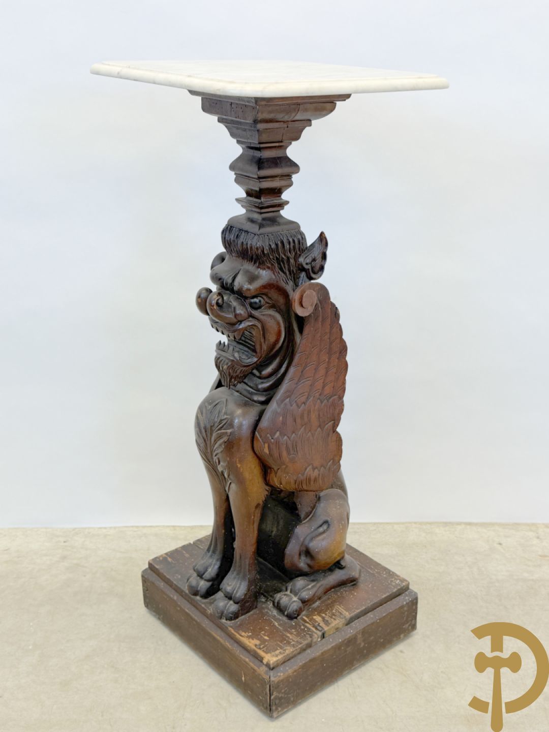 Houtgesculpteerde sokkel in de vorm van een handgesculpteerde fo hond bezet met marmeren plateau