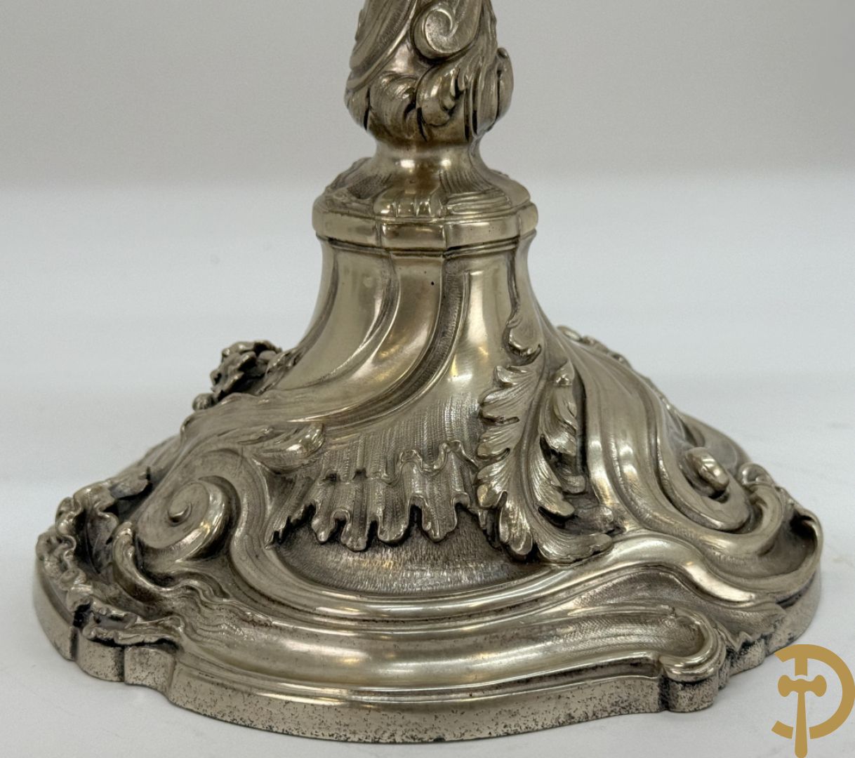 Paar massief zilveren getorste zesarmige kandelaars met Louis XV motieven, met import stempel 