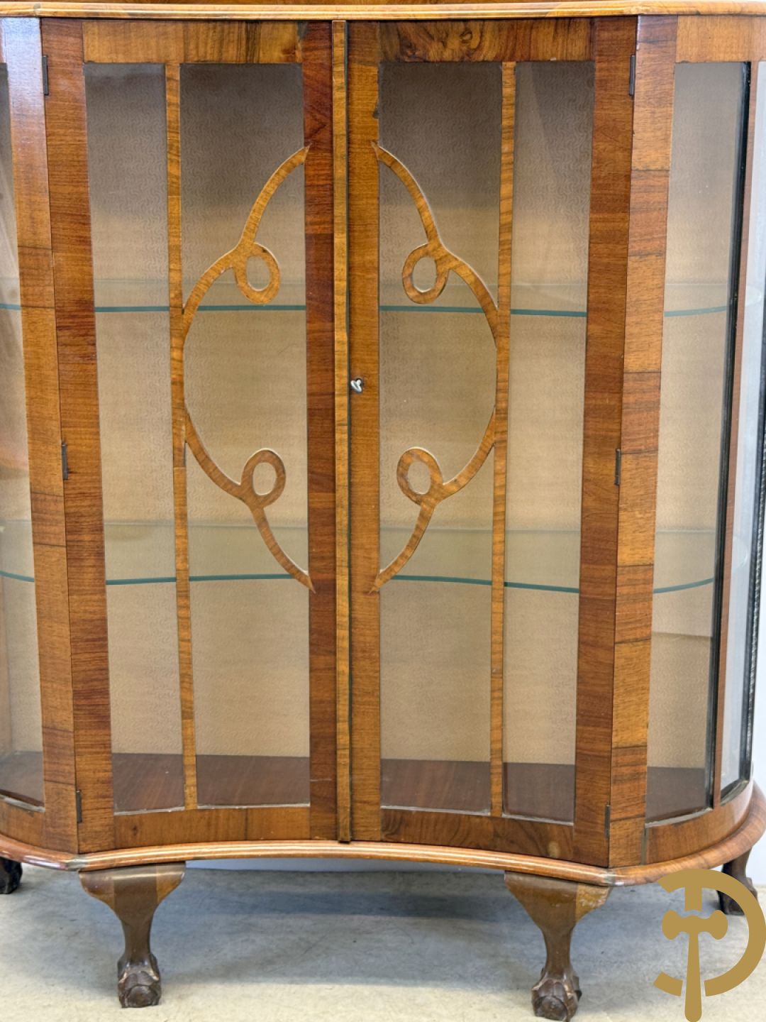 Engelse wortelnotehouten Art Deco vitrine op klauwepoten
