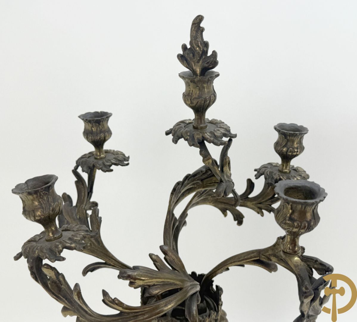 Driedelige koperen garnituur bestaande uit middenstuk bezet met amfoor en paar kandelaars , Louis XV stijl