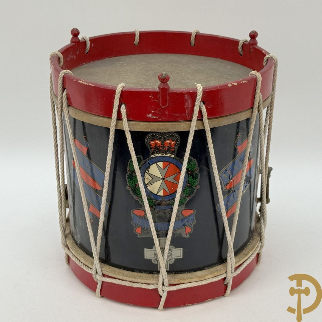 Antieke trommel met embleem van Malta Regiment, 1st. BN King