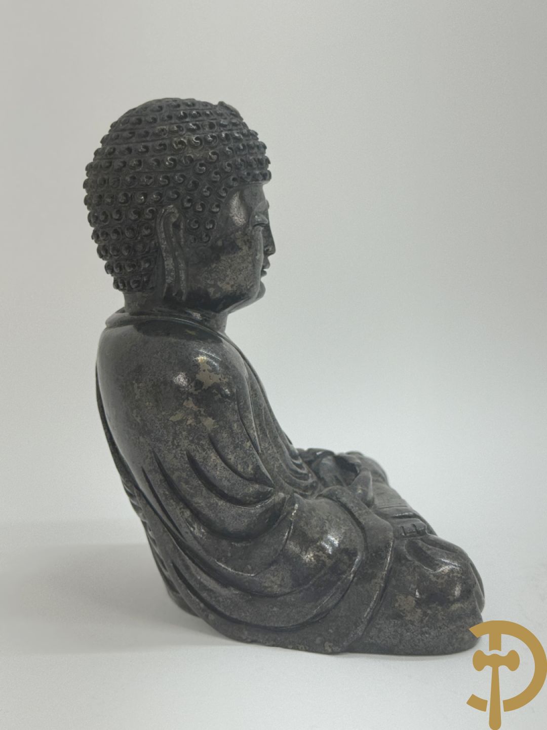 Zwart/witte nefriet sculptuur van geisha in gebergte + speksteensculptuur met bloemen + zittende boedha in nefriet + 9 kleine sculpturen in jadeiet