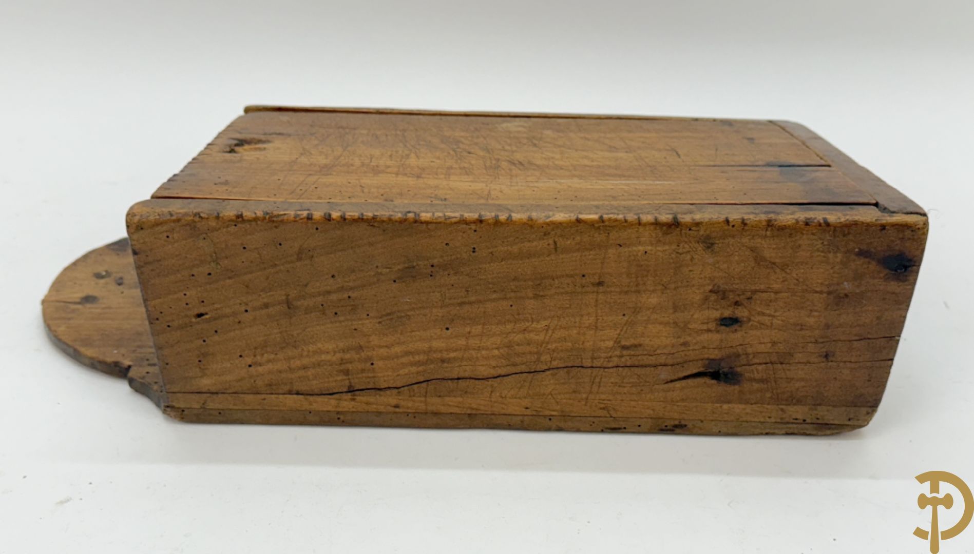 Lot folklore w.o. antieke gemerkte (IBT BCR) houten muurdoos 1845, karner zonder stok, antieke houten veldfles (gourde) 19e + houten sculptuurtje