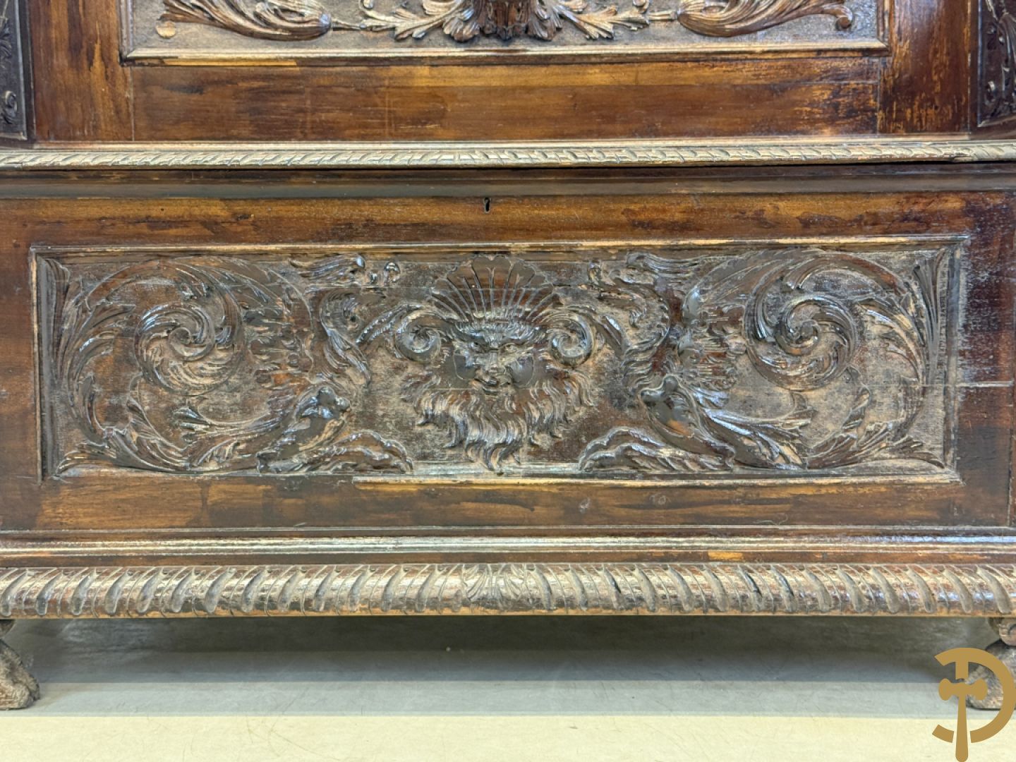 Hall bank met Neo Reniassance sculptuur van cupido