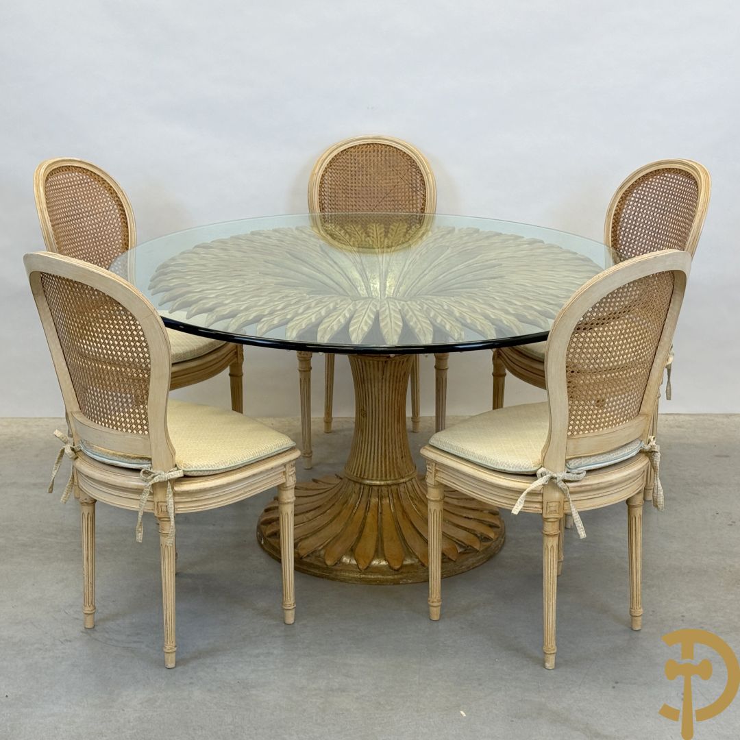 Ronde tafel met houtgesculpteerde korenaren, deels verguld, en glazen blad + 5 bijhorende Louis XVI stoelen met gecanneerde rug en zitting