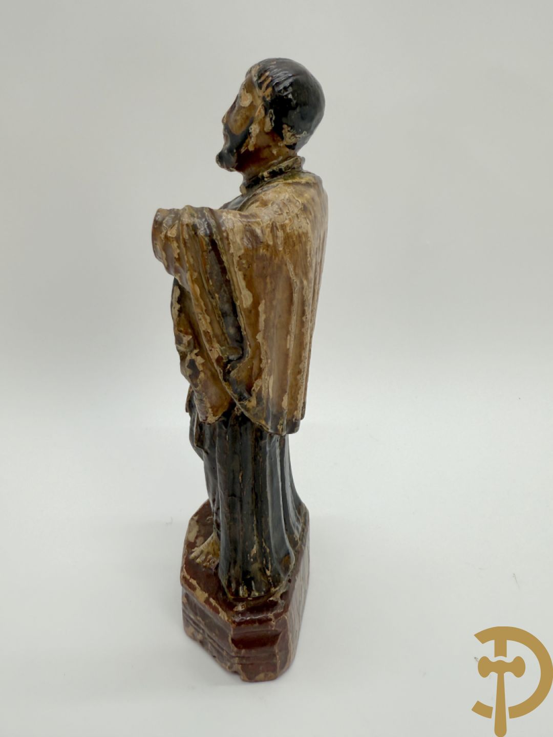 Houtsculptuur van gepolychromeerde evangelist, 18e + sculptuur van man steunend op Christusfiguur
